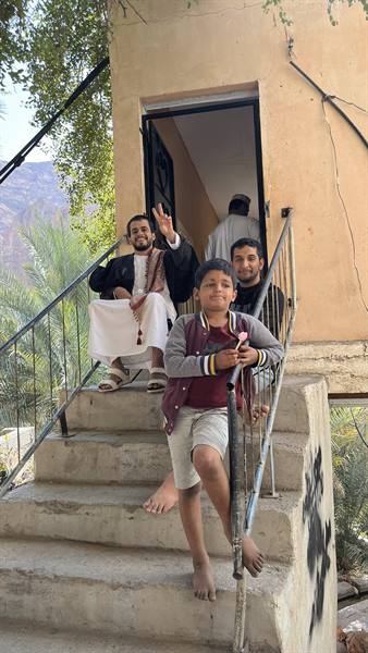 Sorrisi e saluti caldi sulle scale di casa, tra le montagne.