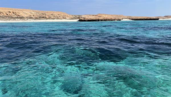 Acque turchesi infinitamente chiare: un abbraccio del mare che non dimenticherò.