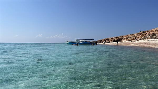 Acqua cristallina, barca che ci aspetta: oggi il mare ci ha regalato la pace.