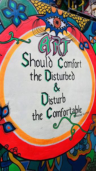 Un murale che sorprende e commuove: l'arte che tocca l'anima.