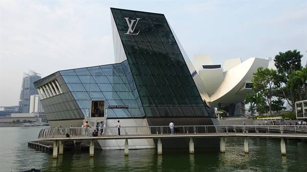 Passeggiata sull'acqua fino alla boutique di vetro, Singapore incanta.