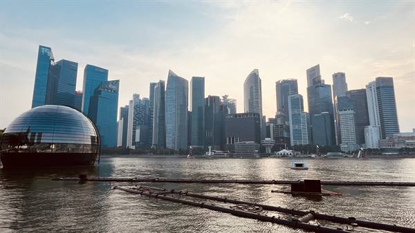 Tramonto sulla baia: Singapore che brilla, cuore pieno di ricordi.