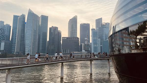 Tramonto sulla baia: Singapore ci accoglie con il suo skyline luminoso.