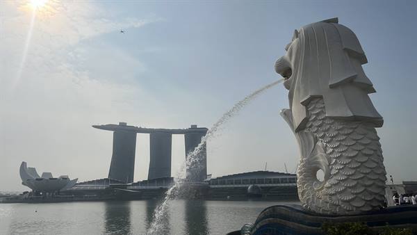Il Merlion ci saluta sotto il sole: Singapore, primo incontro magico.