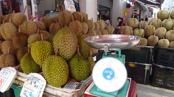 Il mercato profuma di durian: un'avventura per il palato!