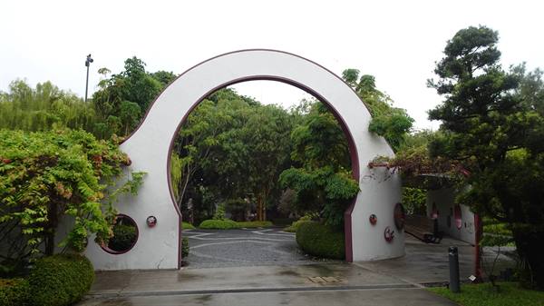 Oltre questo grande cerchio bianco, un giardino che ci accoglie nella pioggia.