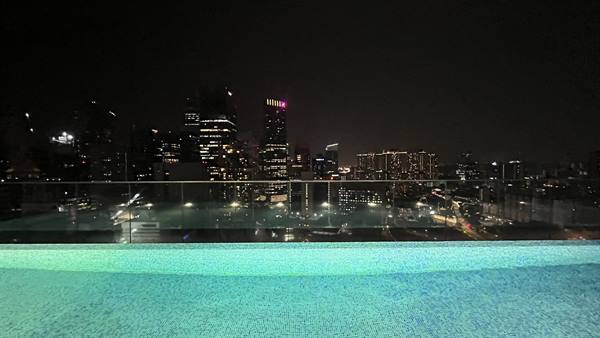 Notte sopra la città: piscina illuminata e grattacieli che sognano con me.