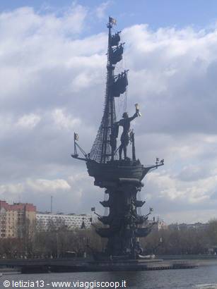 Monumento a Pietro il Grande sulla riva della Moscova