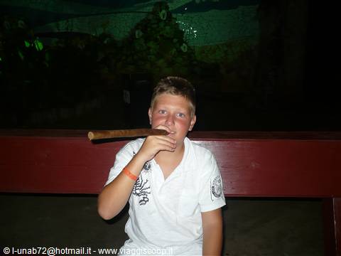 manu e il suo sigaro.....ma nn ti fara male !!!!!!!!!!!!!!!!