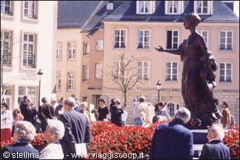 statua in onore di Grande Duchessa Charlotte de Luxembourg - foto da internet
