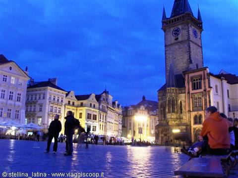 la piazza della Città Vecchia di sera