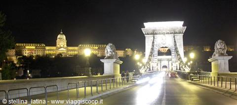 Ponte delle catene e castello di notte