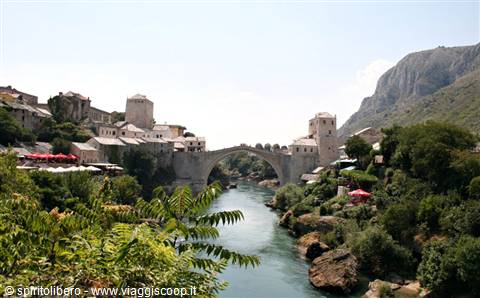 Il famoso ponte di Mostar, ricostruito dopo essere stato bombardato