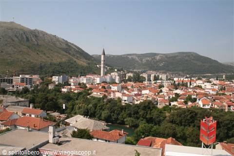 Veduta di Mostar dal minareto mussulmano, visitabile a pagamento.