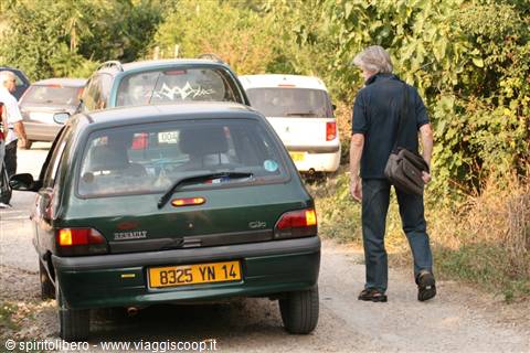 Pellegrini verso il luogo dell'apparizione che ci sarà tra poco...anche in taxi