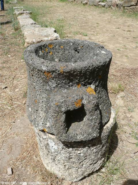 MORGANTINA stoà nord - macina in basalto