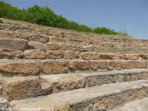 MORGANTINA - al 10mo gradino si legge: "ARCHELAS FIGLIO DI EUKLEIDAS A DIONYSOS"