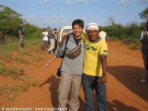 Alessio e Dida - strada per lo Tsavo East