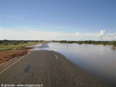 strada allagata nella zona attorno a Carnarvon