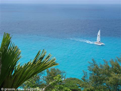 ...scorci di mare lungo il sentiero che va da anse georgette ad anse lazio