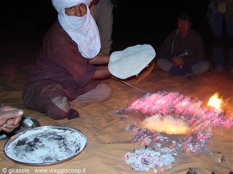 preparazione della Taajeelah- pane cotto sotto la sabbia