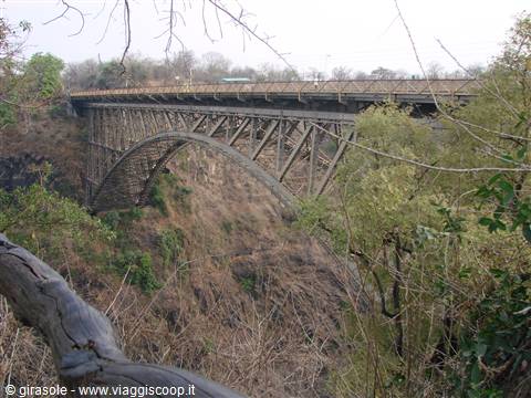 ponte sul fiume Zambesi che divide lo Zimbabwe dalla Zambia