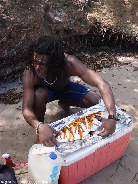 Roland che ci prepara il pesce pescato da Andrea