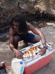 Roland che ci prepara il pesce pescato da Andrea