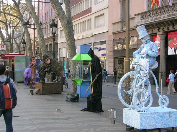 ARTISTI DI STRADA SULLA RAMBLA