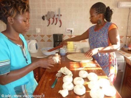 ...Tatu e Silvia preparano il chapati....