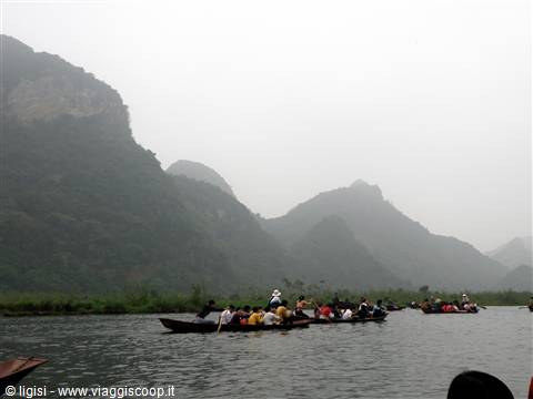 Sul fiume verso la Pagoda dei Profumi