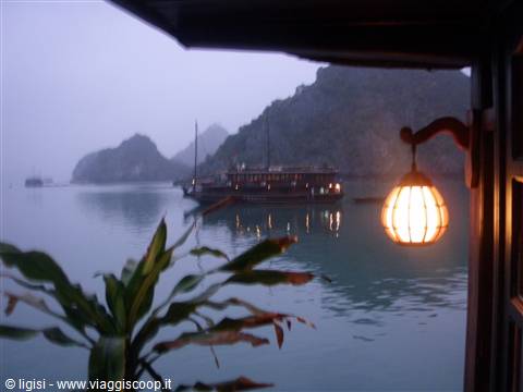 Halong notte sulla giunca