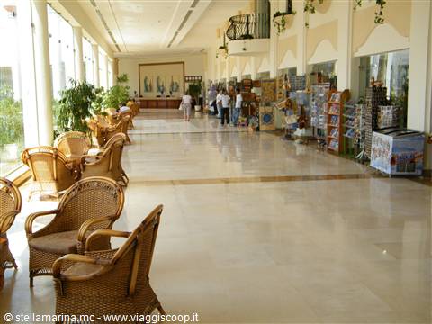 dagli ascensori verso la reception, i vari negozi