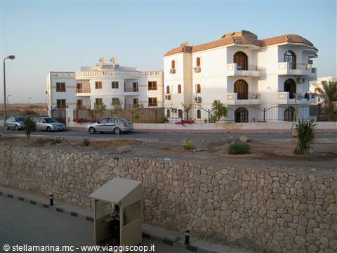 una postazione di vigilanza e costruzioni oltre il resort