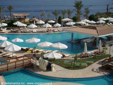 il bar della piscina a destra e il bar della spiaggia in fondo a sinistra 