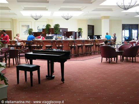 bar con piano bar accanto al ristorante principale