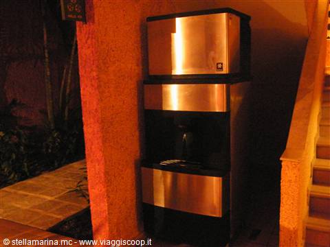 dispenser ghiaccio nei corridoi fuori le stanze