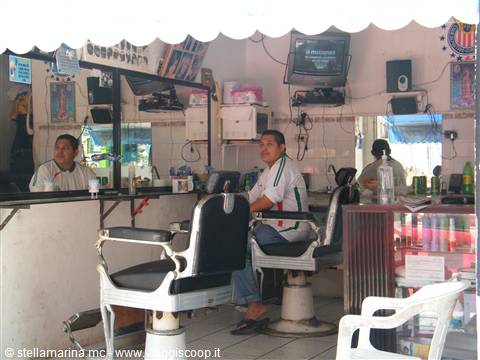 il barbiere aspetta clienti