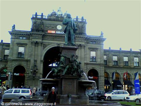 Piazzale della stazione dove si svolge il mercatino