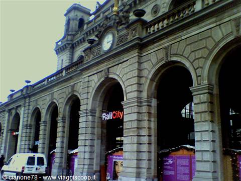 I mercatini sotto i portici della stazione