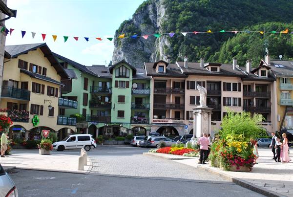 Thones
