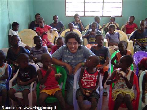mio marito che gioca con i bimbi dell'orfanotrofio di Malindi