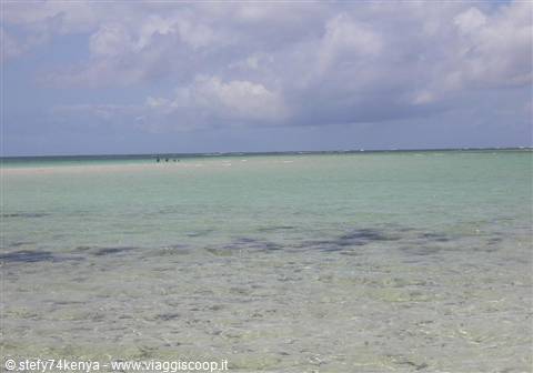 acque trasparenti a Garoda Beach