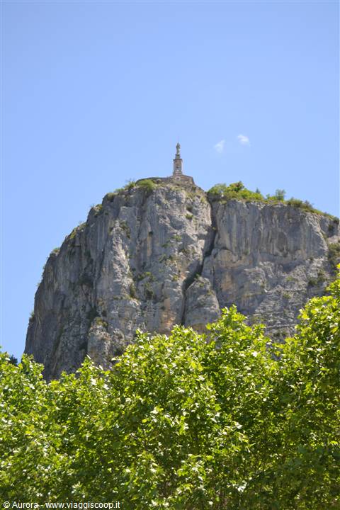Castellane e la sua cappella abarbicata su un sottile sperone roccioso
