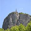 Castellane e la sua cappella abarbicata su un sottile sperone roccioso FRANCIA 