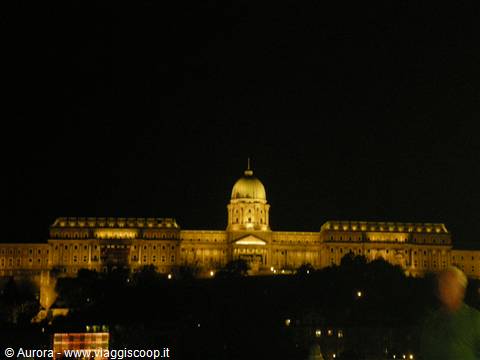 il castello di Budapest in notturna