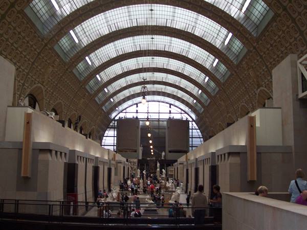 le opere impressioniste esposte in un ex stazione ferroviaria