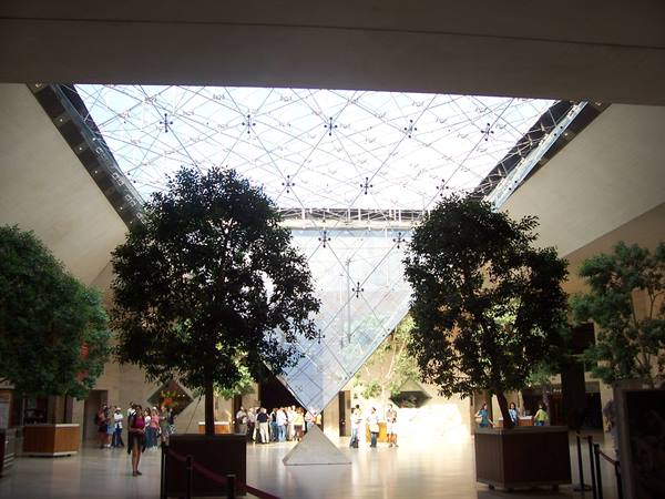 La Grande Pyramide dell Louvre