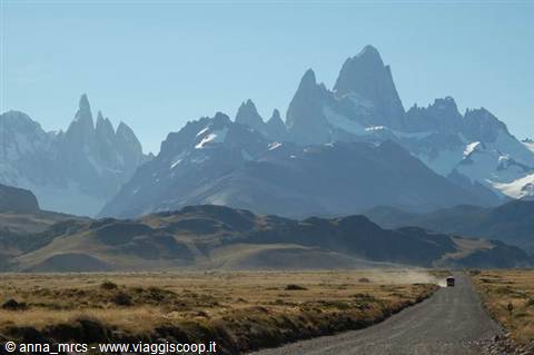 Verso El Chalten – Sullo sfondo il Cerro Torre e il Fitz Roy
