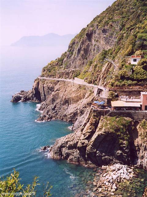 Riomaggiore, sullo sfondo la via dell'amore